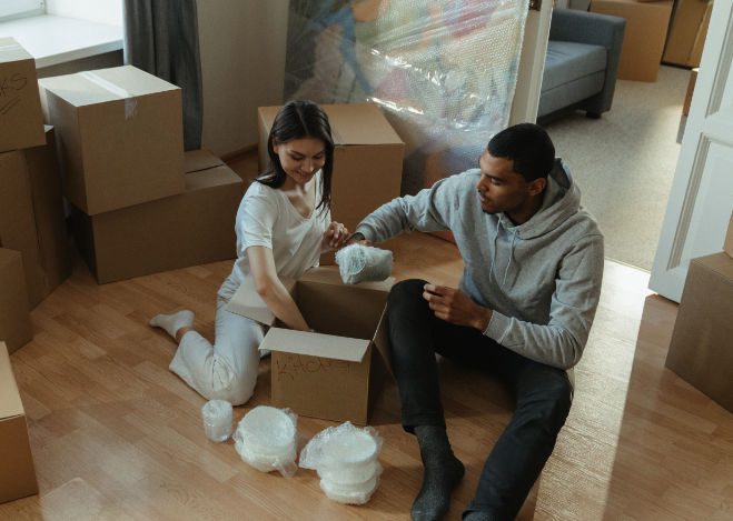 Tip 7: Bescherm je witgoed Misschien iets minder voor de hand liggend, maar het kan veel problemen voorkomen wanneer je het witgoed goed beschermd en schoongemaakt in de opslag zet. Zo zijn er meerdere witgoedapparaten die rubbers hebben (de wasmachine, koelkast, droger, diepvries om er maar een paar te noemen). Voor je ze in de opslag zet, is het verstandig om die rubbers goed schoon te maken en af te drogen. Als alles goed droog is, dan kun je talkpoeder gebruiken om ervoor te zorgen dat het niet uitdroogt. Denk je er ook aan om opvangbakken, lekbakken of zeepbakjes schoon en droog te maken? Losse onderdelen kun je ook in dit geval in een zak doen en aan het apparaat bevestigen. En een laatste witgoed-tip: sla witgoed altijd op met het deurtje open om muffigheid te voorkomen. Tip 8: Verwijder batterijen en accu's Om ervoor te zorgen dat alles volledig functioneel de garagebox weer uitkomt, kun je het beste alle batterijen uit speelgoed en apparatuur halen. Als batterijen gaan lekken, bestaat de kans dat het niet meer bruikbaar is. Ook het verwijderen van accu's is aan te raden. Bij de accu van een elektrische fiets is het belangrijk dat je deze elke 6 tot 8 weken even oplaadt om te voorkomen dat de accu in een diepe slaap raakt, waardoor onherstelbare schade kan ontstaan. Ook het verwijderen van olie en benzine (bij bijvoorbeeld grasmaaiers en kettingzagen) kan problemen achteraf voorkomen.